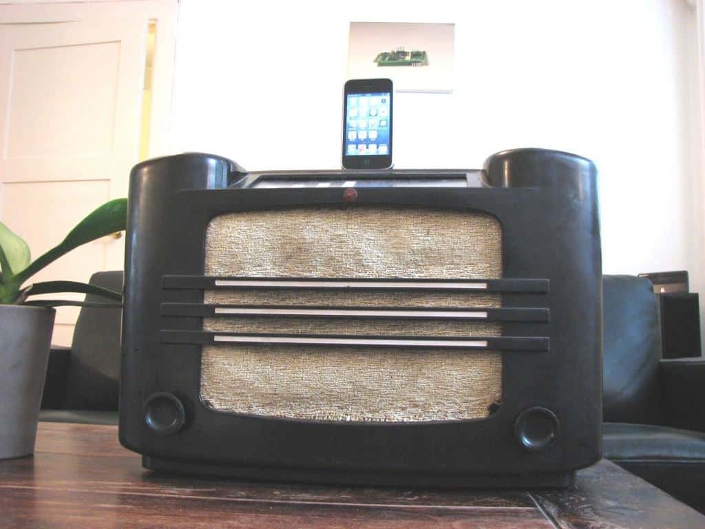 Cool circuit ideas - Old radio iPhone dock