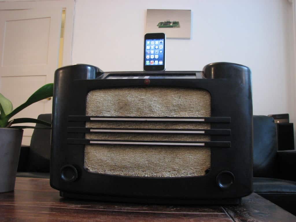 Finished electronics project - old radio iphone dock