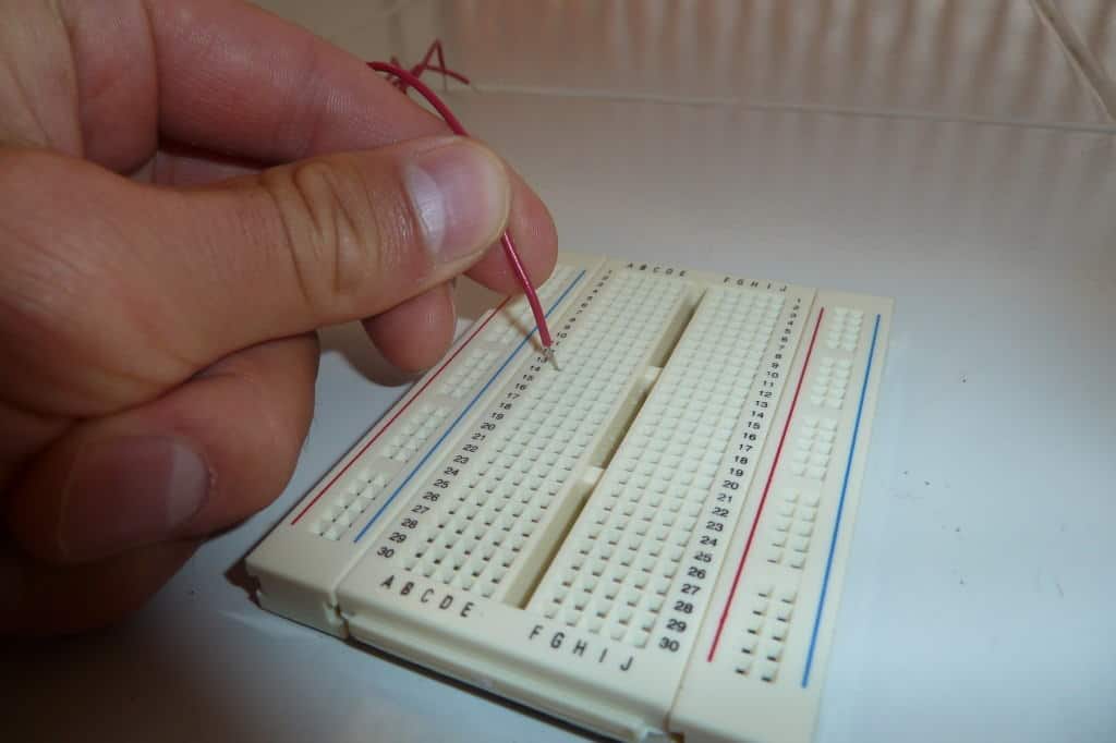 How to use a breadboard - Push wire into hole